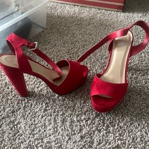 Red pump never worn
